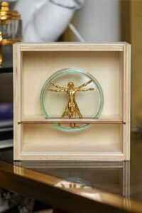 homme de vitruve gold vitruvian man